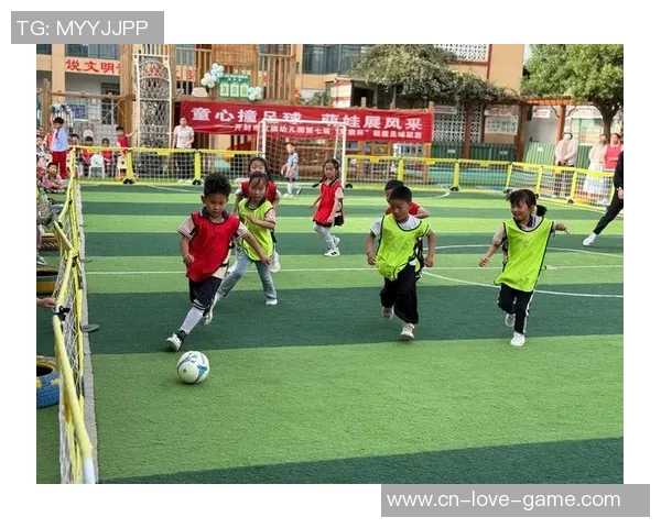 青少年足球服的选择与搭配技巧助力孩子们在球场上展现风采